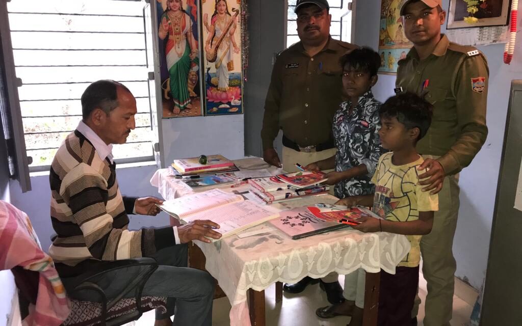 देघाट पुलिस ने 02 बच्चों के हाथों में कॉपी, किताब और पेंसिल थमाकर कराया स्कूल में दाखिला