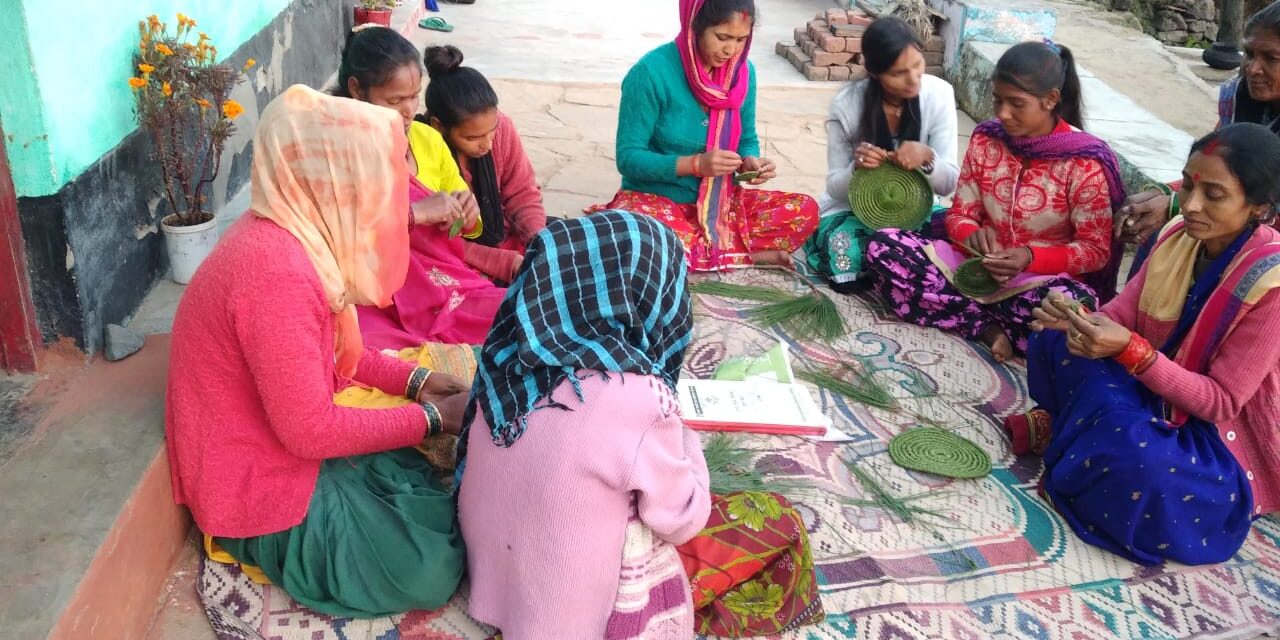 राष्ट्रीय ग्रामीण आजीविका मिशन योजनान्तर्गत मॉ दुर्गा स्वयं सहायता समूह की महिलाओं ने पिरूल से बनाए उत्पाद