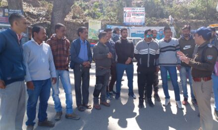 अल्मोड़ा ट्रैफिक पुलिस ने वाहन चालकों व आमजनमानस को सड़क सुरक्षा व यातायात नियमों के प्रति किया जागरुक