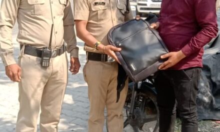 पुलिस कर्मियों की तत्परता से यात्री का महत्वपूर्ण दस्तावेजों और लैपटॉप से भरा बैग किया बरामद, यात्री समेत स्थानीय लोगों ने नैनीताल पुलिस की सेवा और तत्परता को सराहा