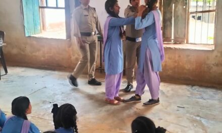 अल्मोड़ा पुलिस के थाना सल्ट की महिला पुलिस कर्मियों ने स्कूल की छात्राओं को सिखाये आत्मरक्षा के पैंतरे