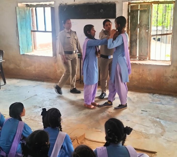 अल्मोड़ा पुलिस के थाना सल्ट की महिला पुलिस कर्मियों ने स्कूल की छात्राओं को सिखाये आत्मरक्षा के पैंतरे