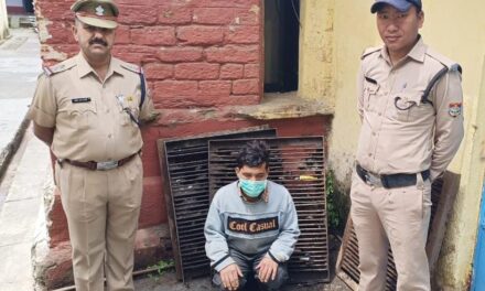 अल्मोड़ा पुलिस ने सड़क किनारे से लोहे की जाली चोरी करने वाले चोर को किया गिरफ्तार, चोरी का माल बरामद