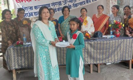 समग्र विकास संस्थान व महिला कल्याण संस्था अल्मोड़ा ने वितरण किया निर्धन छात्राओं को कापियां व लेखन सामग्री