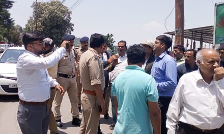 अल्मोड़ा पुलिस ने रानीखेत बाजार में चलाया अतिक्रमण के विरुद्ध अभियान, सड़क में अस्थाई अतिक्रमण पर 7 का कटा पुलिस एक्ट में चालान