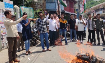 युवा कांग्रेस के कार्यकर्ताओं ने जलाया पूर्व मुख्यमंत्री त्रिवेंद्र रावत का पुतला
