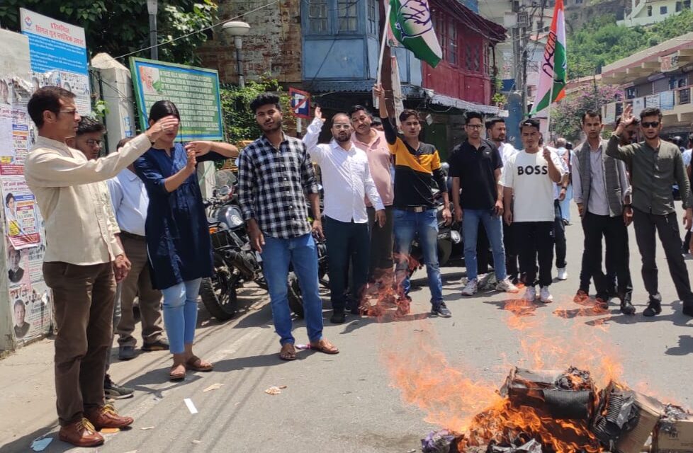 युवा कांग्रेस के कार्यकर्ताओं ने जलाया पूर्व मुख्यमंत्री त्रिवेंद्र रावत का पुतला