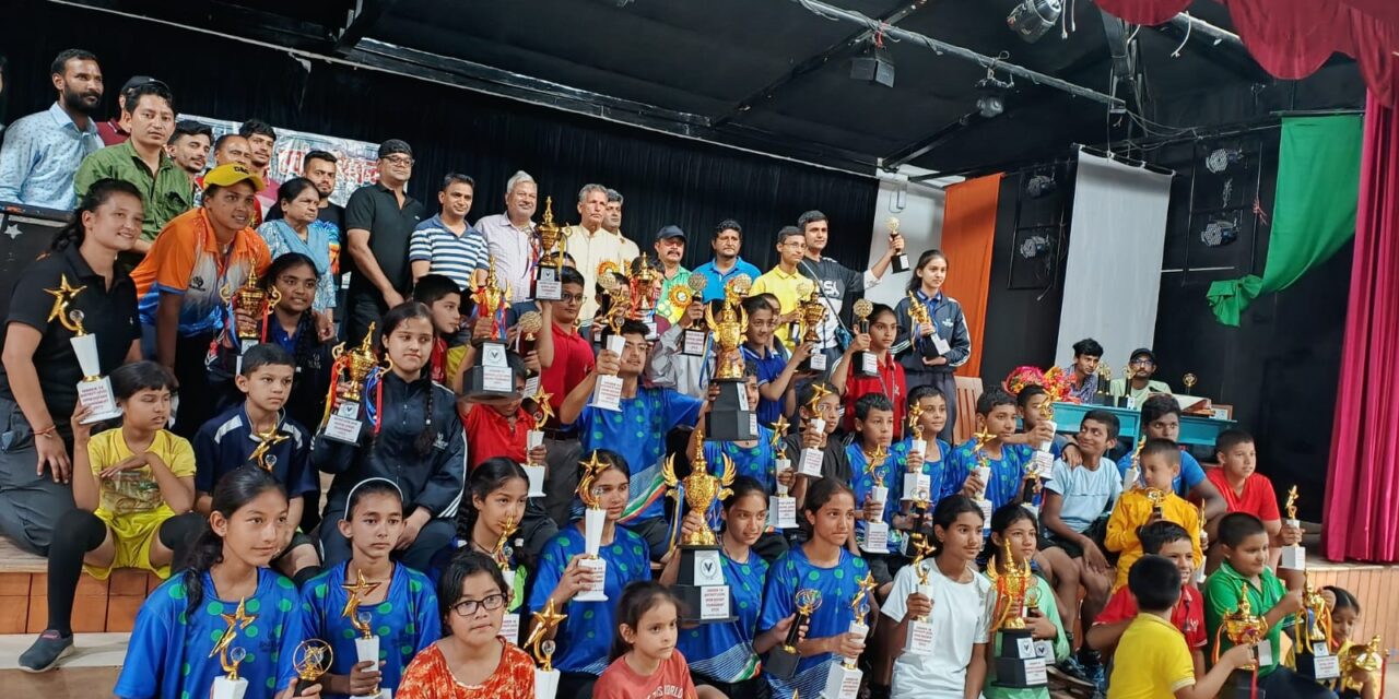 राष्ट्रीय खेल दिवस के अवसर पर विक्टोरिया क्लब अल्मोड़ा द्वारा आयोजित जिला स्तरीय इंटर स्कूल शतरंज प्रतियोगिता एवं अंडर-16 हॉकी प्रतियोगिता का समापन