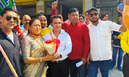 कैबिनेट मंत्री रेखा आर्य ने भाजपा नगर अध्यक्ष अमित साह के आवास में की कार्यकर्ताओं से मुलाकात, कार्यकर्ताओं ने किया भव्य स्वागत