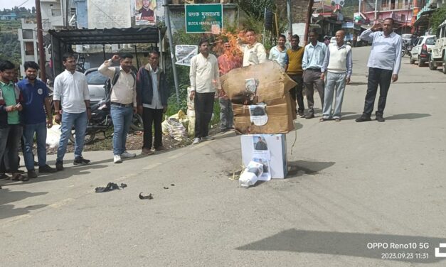 जागेश्वर में कांग्रेस कार्यकर्ताओं ने फूंका विधायक का पुतला