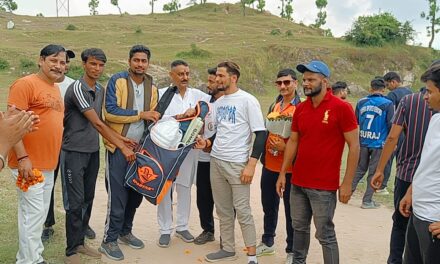 पूर्व दर्जा मंत्री बिट्टू कर्नाटक ने किया डोलीडाना में क्रिकेट मैच का उद्घाटन,खिलाड़ियों को प्रदान किए क्रिकेट किट