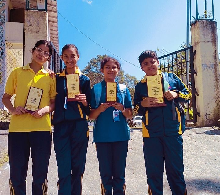 निबंध व भाषण प्रतियोगिता में बियरशिवा विद्यालय, अल्मोड़ा के मेघांश ज्योत्सना, अनुष्का व गर्विता ने जीता पुरस्कार।