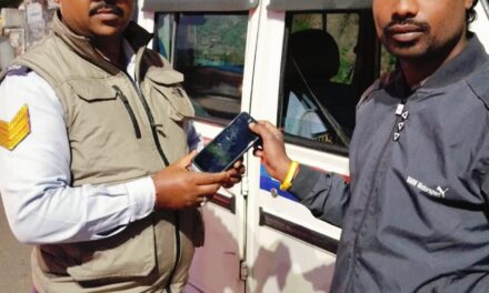 ट्रैफिक पुलिस जवान ने दिया ईमानदारी का परिचय, ड्यूटी के दौरान सड़क पर मिले कीमती मोबाइल को उसके स्वामी के किया सुपुर्द