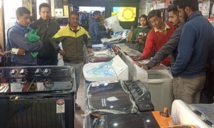 अल्मोड़ा के प्रतिष्ठित प्रकाश इल्कॆट्रानिक्स शोरूम में वाशिंग मशीन की खरीद पर स्क्रॆच कार्ड में मिले उपभोक्ता को पचास हजार का नकद उपहार