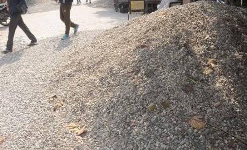 माल रोड में सड़क पर निर्माण सामग्री डालकर यातायात अवरुद्ध करने पर ठेकेदार के विरुद्ध पुलिस ने की 5000 रुपए का चालान, कई माह से हो रहा था मार्ग अवरुद्ध