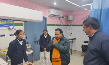 स्वास्थ्य मंत्री धन सिंह रावत ने किया सामुदायिक स्वास्थ्य केंद्र धौलादेवी का किया औचक निरीक्षण मरीजो का जाना हाल