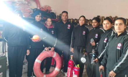 फायर स्टेशन अल्मोड़ा में नवनियुक्त महिला फायर कर्मियों को दिया गया व्यवहारिक प्रशिक्षण